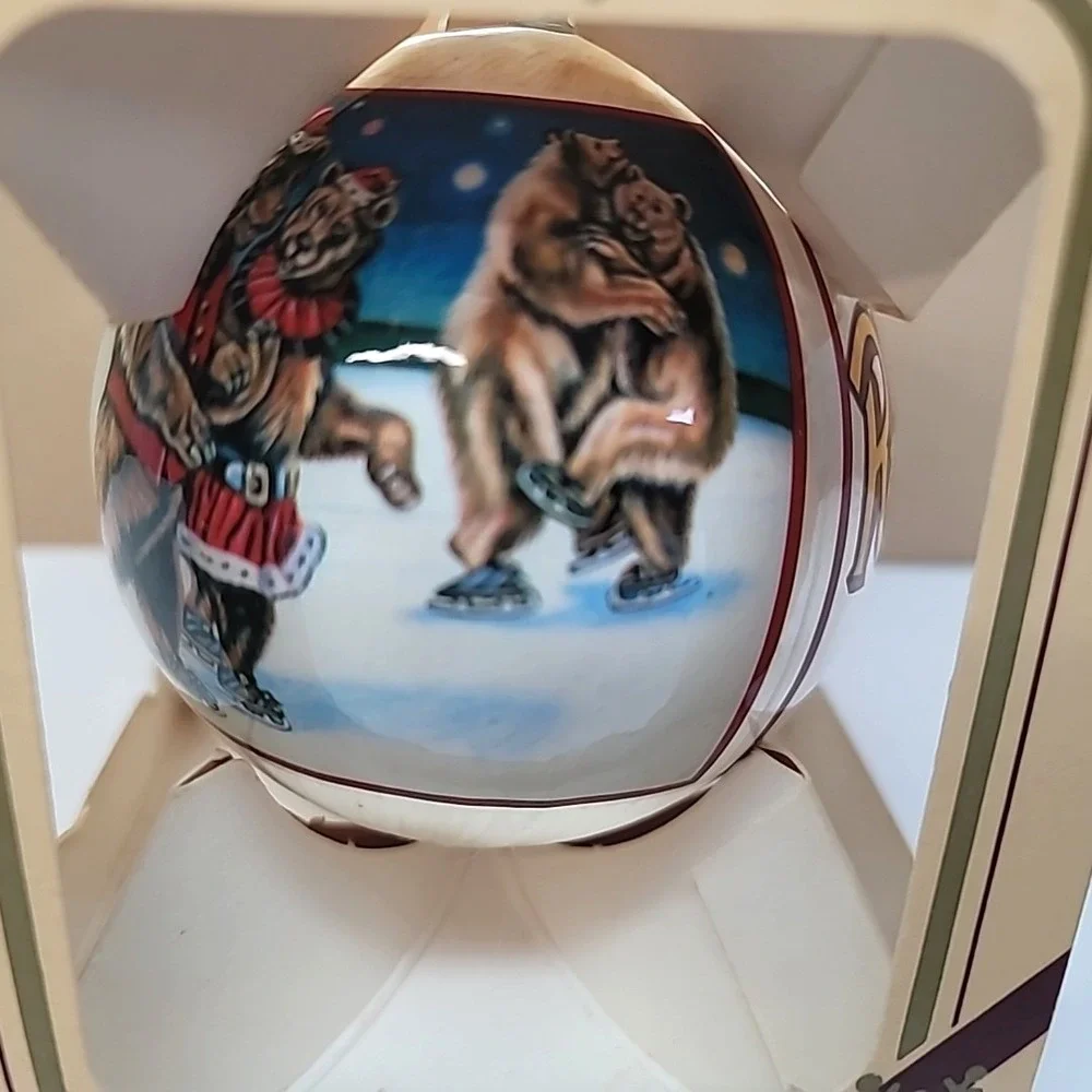 Vtg 1982 Pyramid Ringling Bros Barnum Bailey Bears on Ice Ornament-Original Box‎